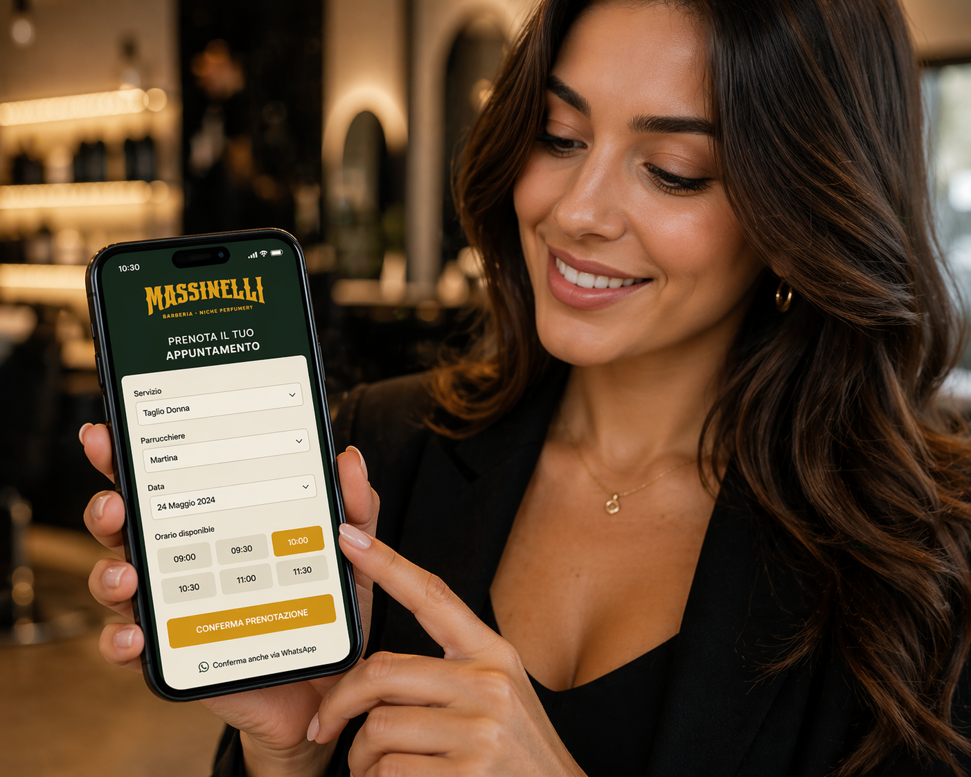 Donna che prenota dal telefono un appuntamento parrucchiera con software prenotazioni personalizzato